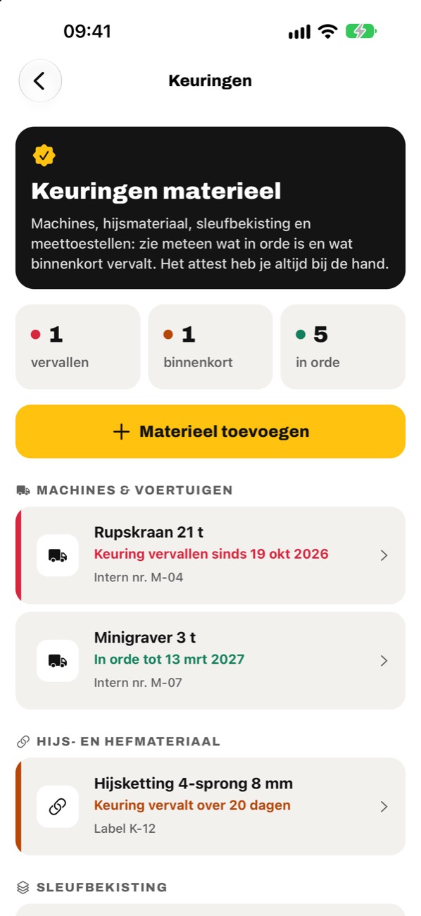 Keuringsregister met een vervallen keuring voor de rupskraan, een minigraver in orde en een hijsketting die binnenkort vervalt.