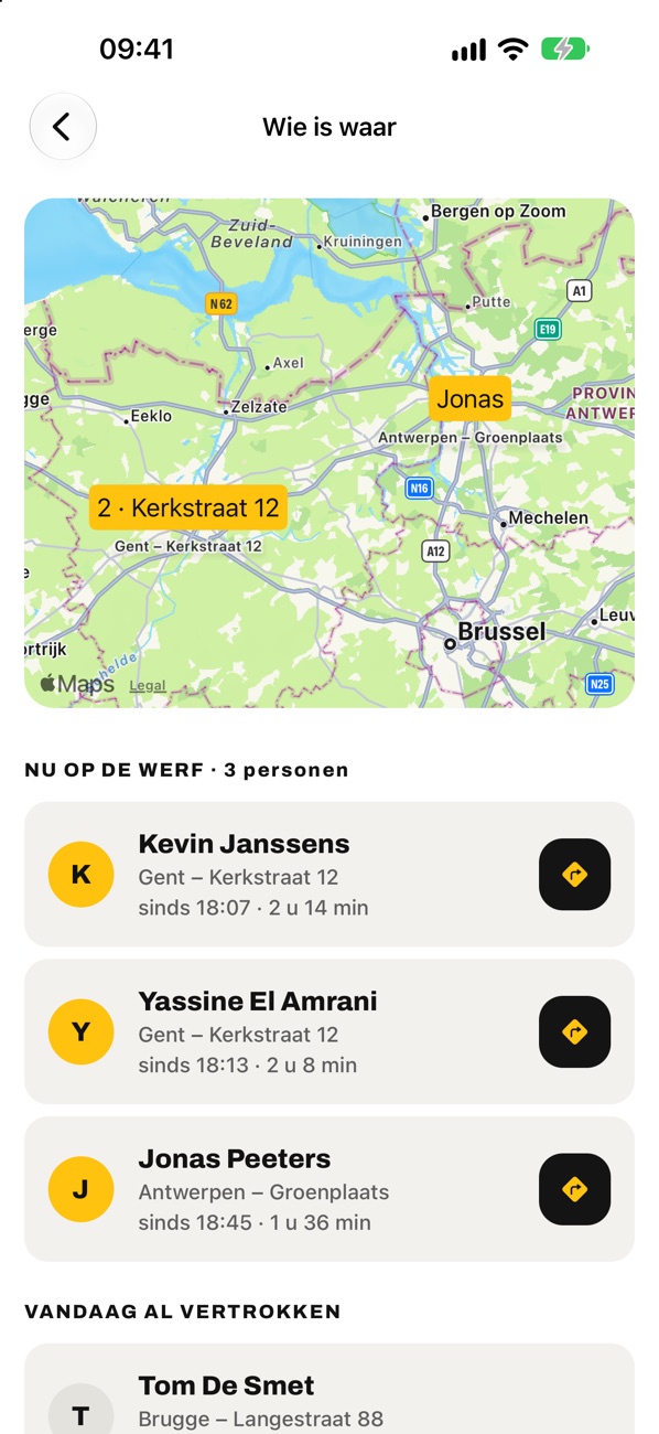 Kim nerede ekranı: Gent – Kerkstraat 12 ve Antwerpen – Groenplaats şantiyelerini gösteren harita, altında şu an şantiyede olan üç ekip üyesi, ne zamandan beri orada oldukları ve yol tarifi düğmesi, ayrıca bugün ayrılanlar.
